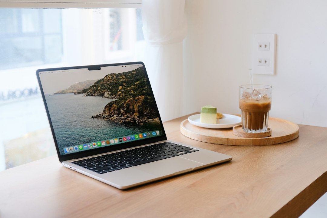 MacBook trên bàn làm việc – ảnh minh họa
