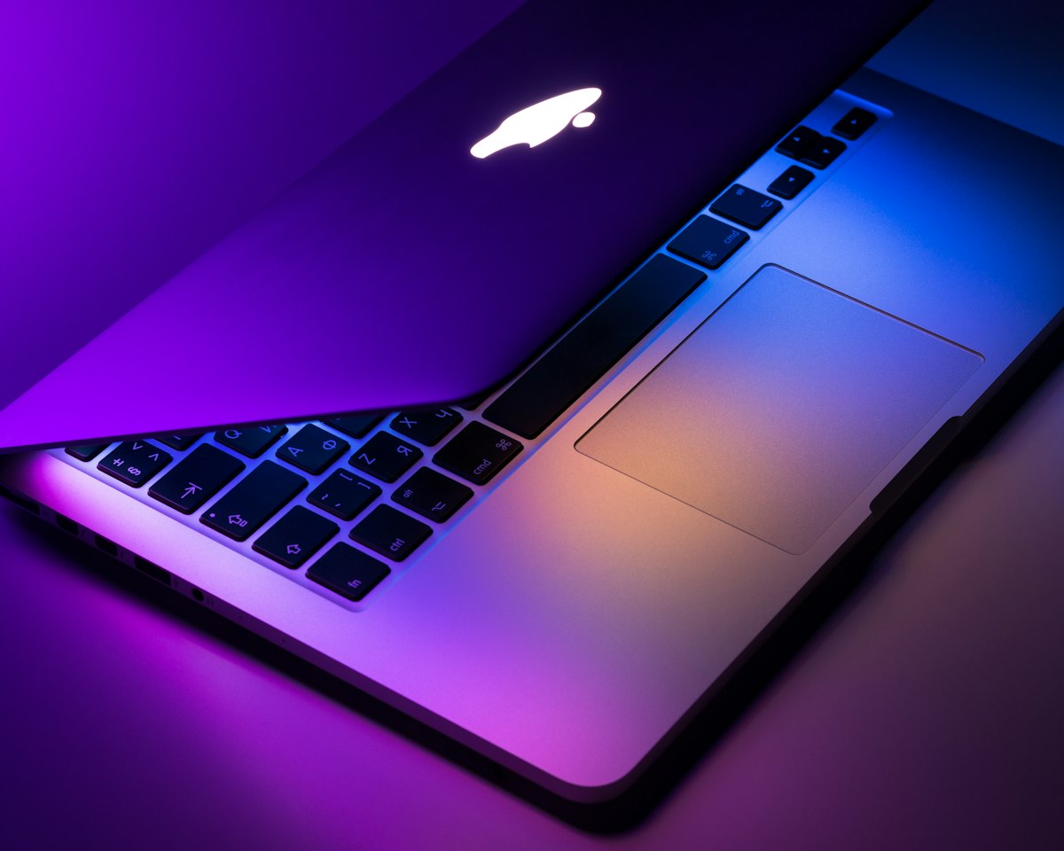 MacBook trên bàn làm việc, minh họa hướng dẫn giải phóng dung lượng